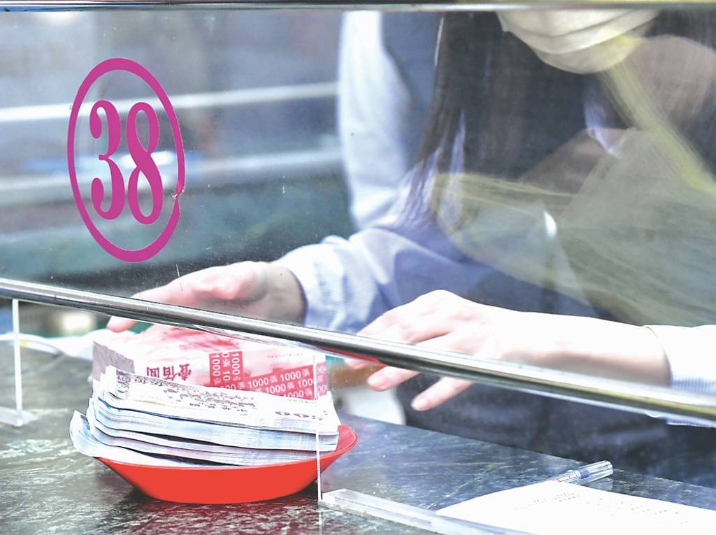 台資租賃業 前三季獲利腰斬