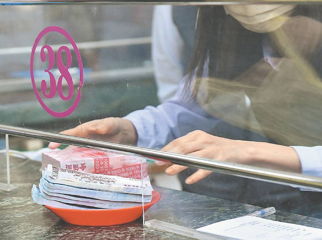 超額儲蓄率 明年估衝新高