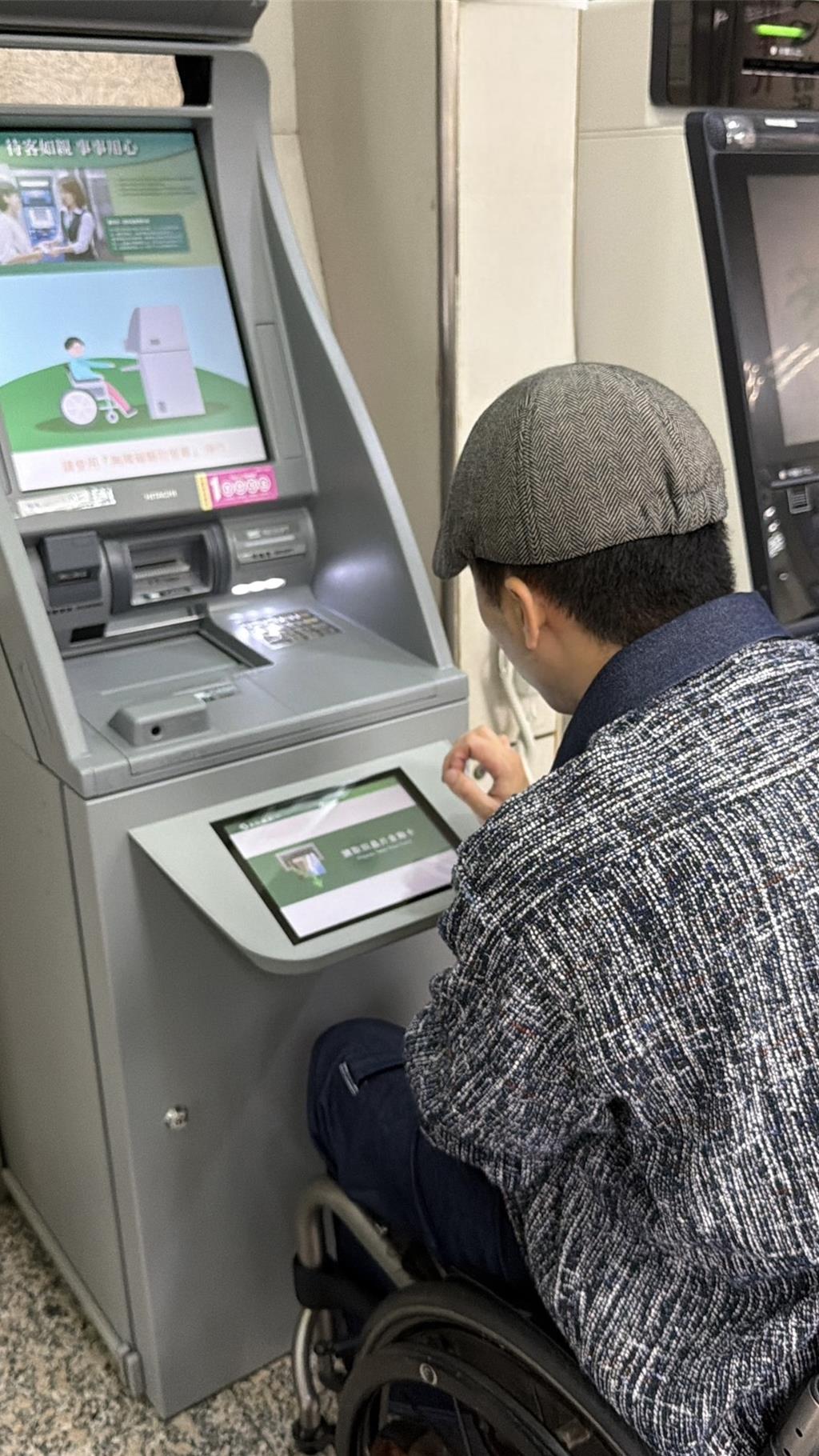 土銀民權、小港分行ATM再進化 新增無障礙輔助螢幕