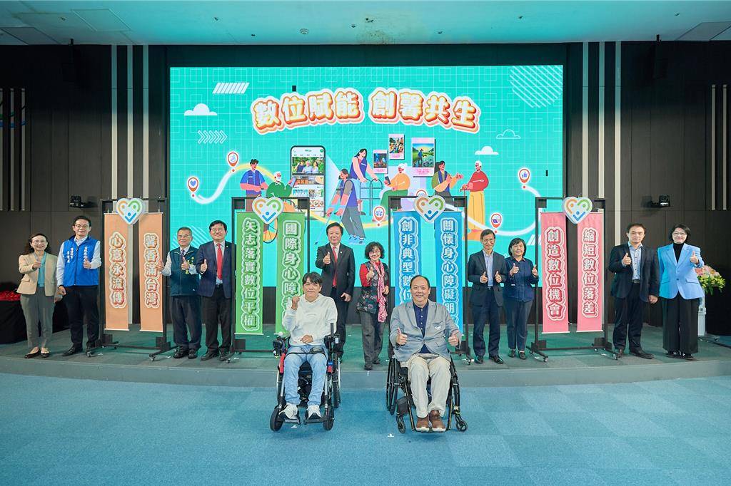 逾11.5萬人次受惠!中華電信深耕數位賦能 首推線上跨世代對畫AI彩繪人生展