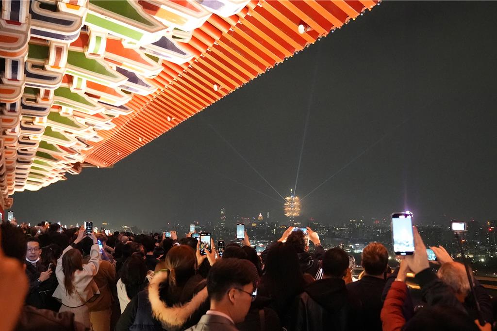 全視角獨家賞台北101煙火 金曲樂團同根生、電音嘻哈嗨翻圓山跨年夜