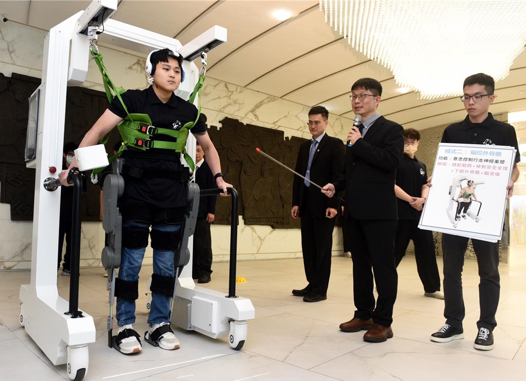 國科會支持跨域團隊開發AI復健機器人 透過腦訊號驅動身體與神經復健