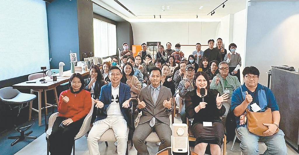 香尼歐帶領設計師 走訪叁人傢俬