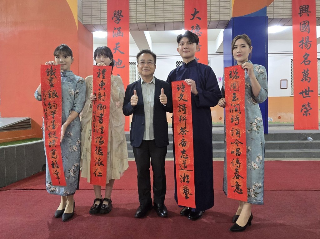 傳承書藝迎新春 中興大學擴大舉辦水墨賀歲寫春聯活動