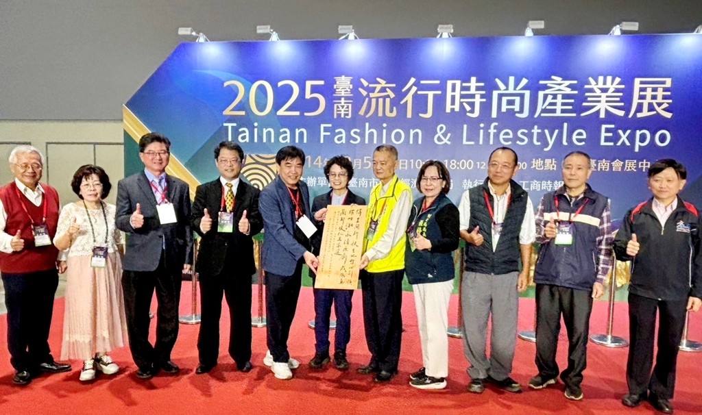 台南優繡攜手「雄工書法聯誼社」展場揮毫