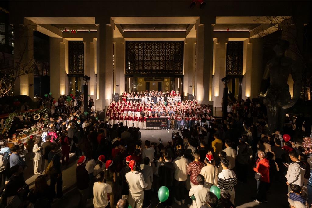 「聯聚中雍聖誕音樂會」日前溫馨登場，吸引大批民眾駐足欣賞。圖／曾麗芳