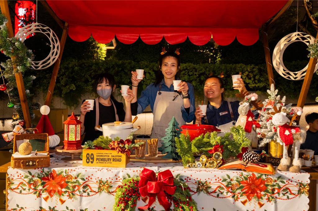 中雍大廈廣場規劃了充滿佳節氛圍的聖誕市集，提供手工熬製的熱紅酒、暖心黑糖歐蕾等熱飲與節慶小點心。圖／曾麗芳