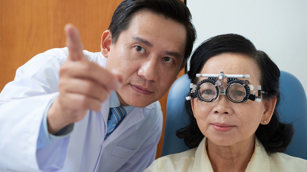 白內障影響生活就該開刀!眼科醫:手術成功率高,別輕忽