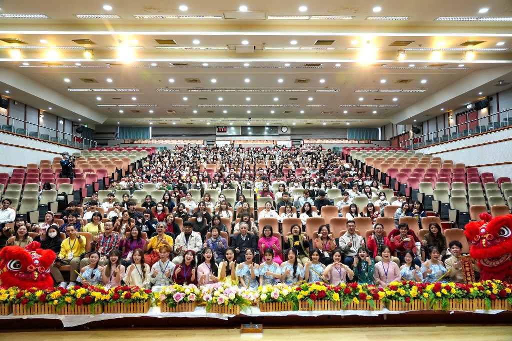 朝陽科大國際學生跨年迎春永續時尚走秀驚豔全場