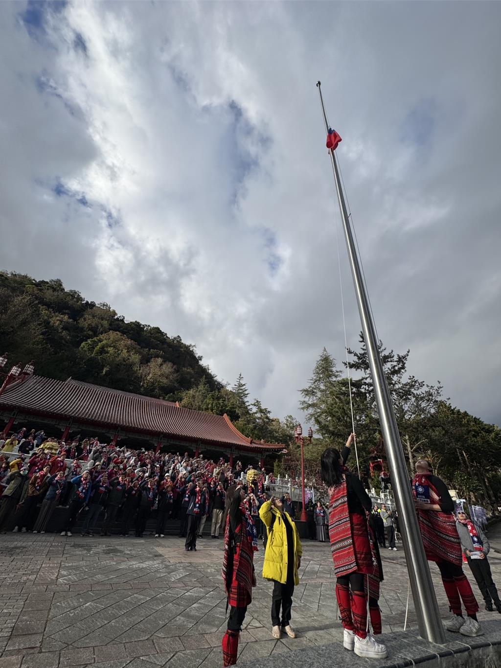 全台最高海拔升旗典禮在梨山 數百人高唱國歌迎新年