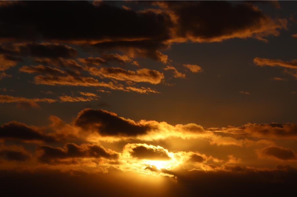 2026元旦曙光6:45破雲而出 墾丁龍磐公園千人喊幸運