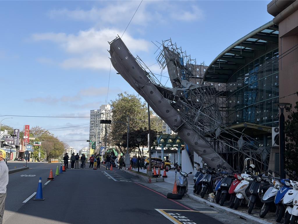 台中榮總急診改建出包 工地鷹架傾斜30度倒向東大路