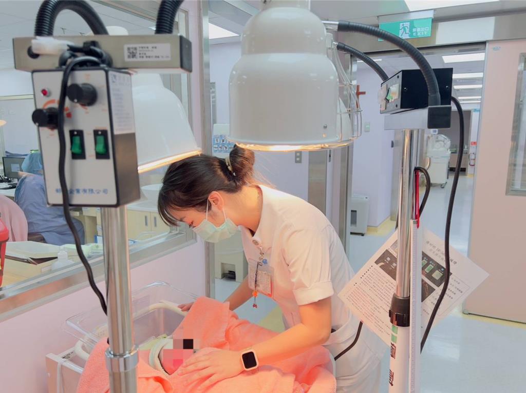 彰化喜迎6位元旦寶寶 4男2女搶頭香報到