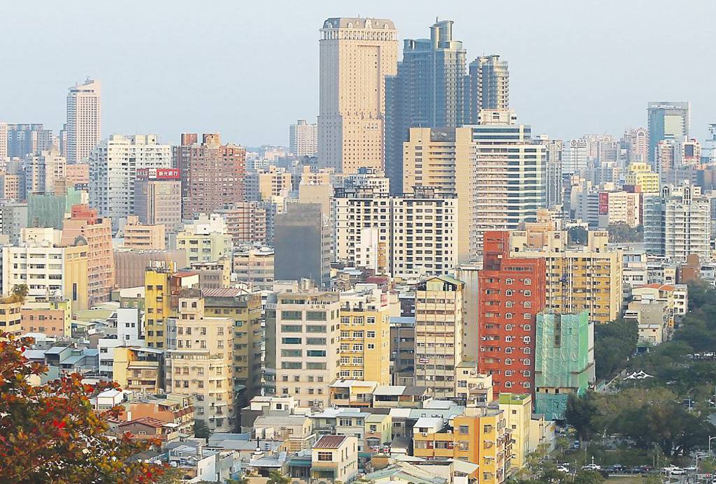 2025年高雄建商 營收兩樣情