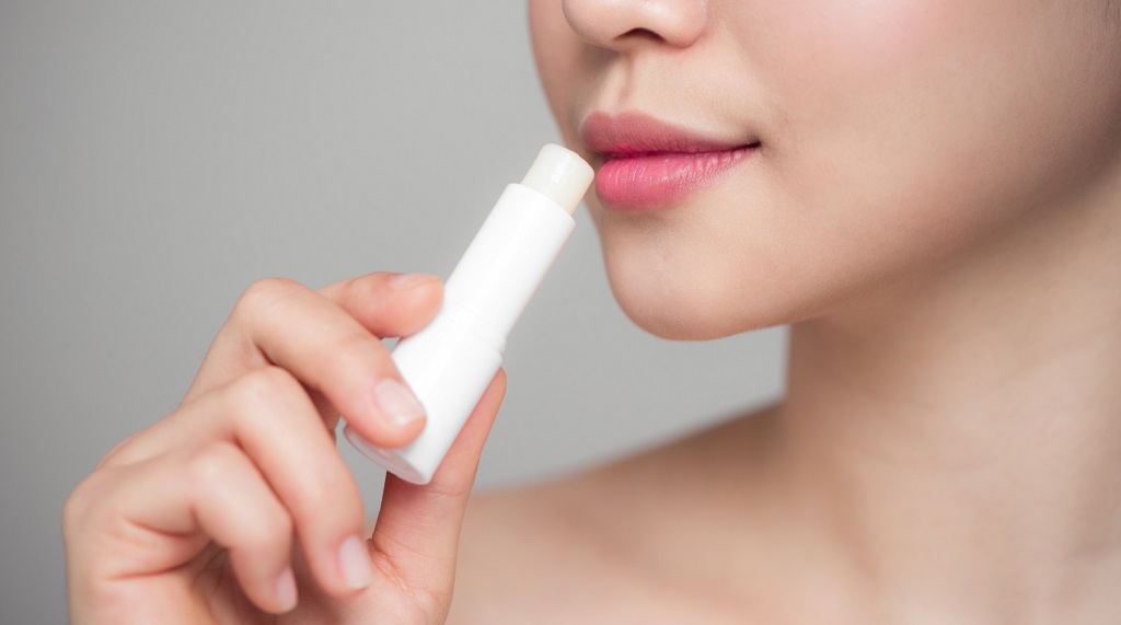 潤唇膏擦再多還是乾? 專家圖解「正確手法」:你可能從第一步就錯了