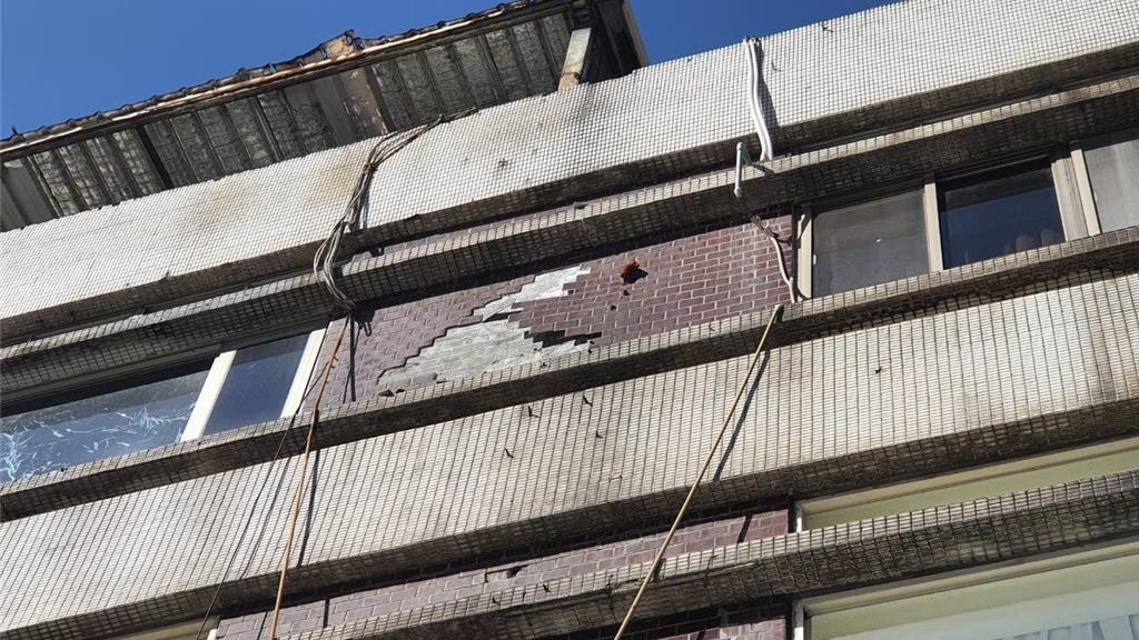 建築物外牆如果有剝落情形，屋齡10年以上的建築物可申請「外牆飾面剝落修繕補助」，以棟為單位，最高補助限額為20萬元，採實支實付。（台北市建管處提供／孫敬台北傳真）