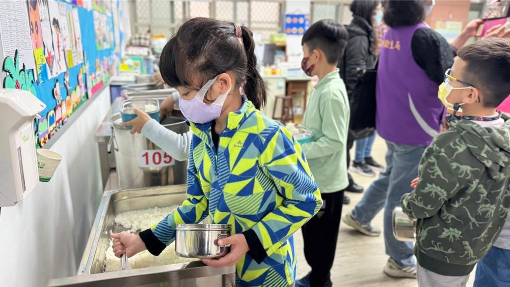 基隆市跟進提供中小學免費營養午餐2.2萬學生受惠