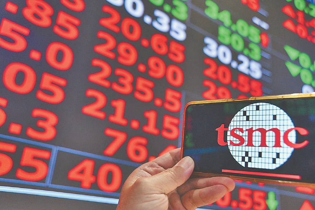 台股衝破3萬後過熱?融資創18年新高、外資倒貨 專家示警:台積電法說前震盪警訊浮現