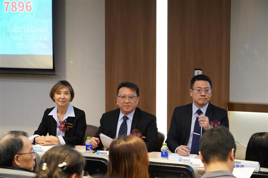 左起：喬越董事長楊天祥（中）帶領喬越經營團隊，（左）副總經理賴淑君、（右）業務經理王能誠，全程參與興櫃前法人說明會。圖／喬越實業提供