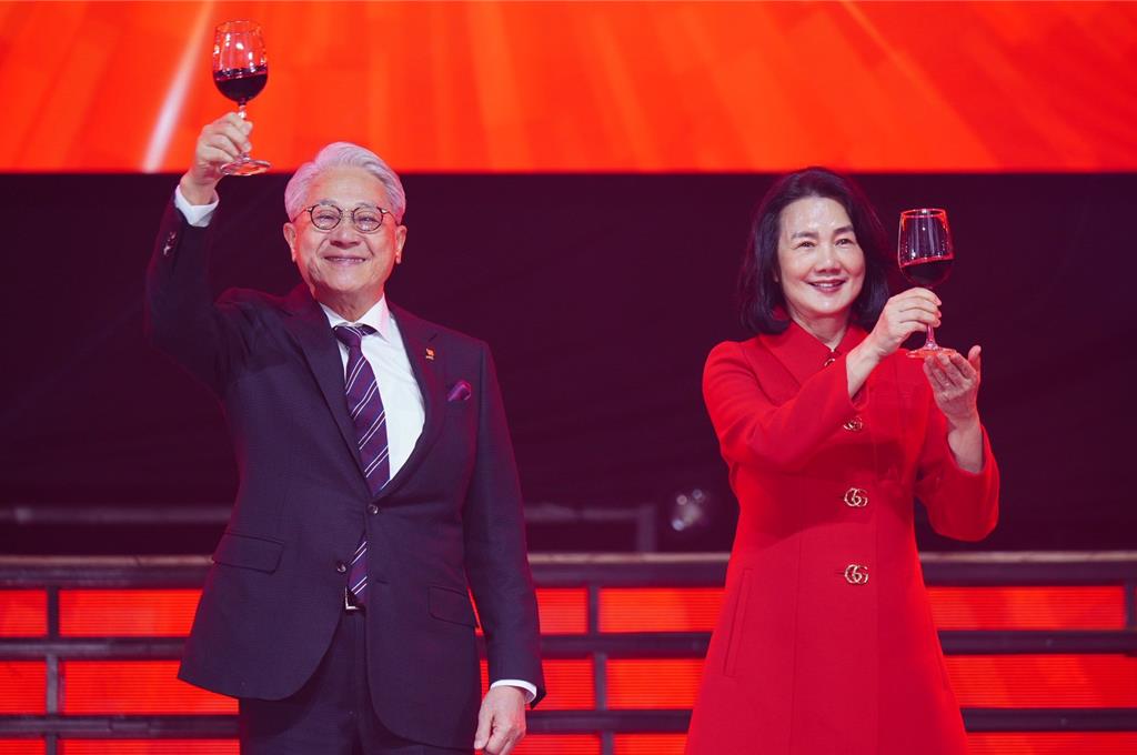 「最美董娘」連3月加碼!砸2,500萬掃台新新光金 驚人持股數曝光