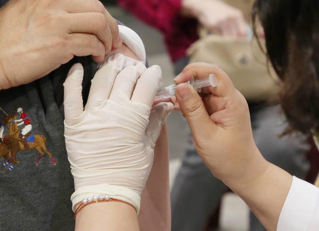 台北市打疫苗抽iPhone 17 加碼流感疫苗護長者