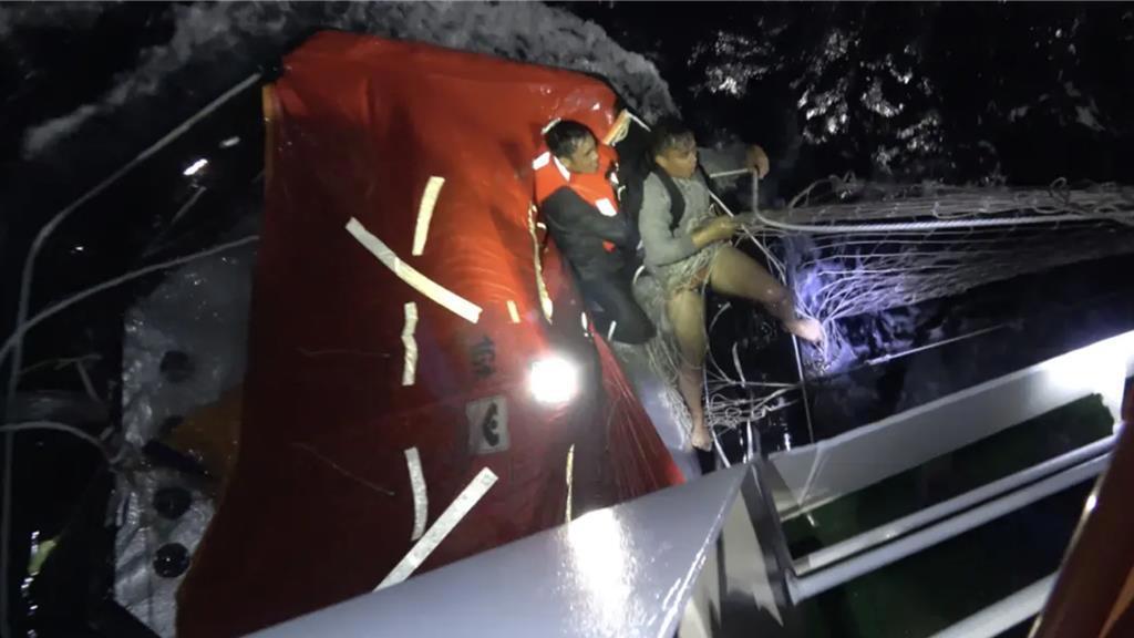 共軍南部戰區救援菲律賓貨船 已救起17人