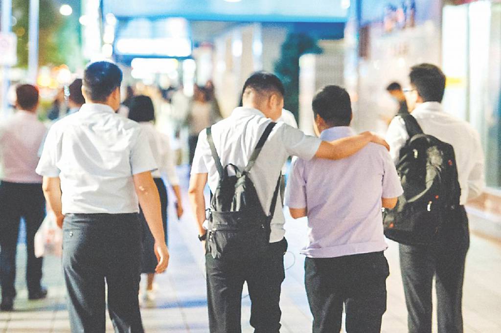 勞動部調查:2025勞工加班 平均每月16.2小時