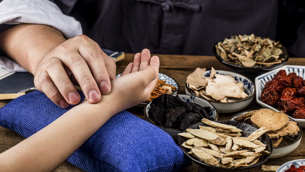 【上班族養生】檢查報告正常卻渾身不對勁?你不是老了,而是氣機亂了