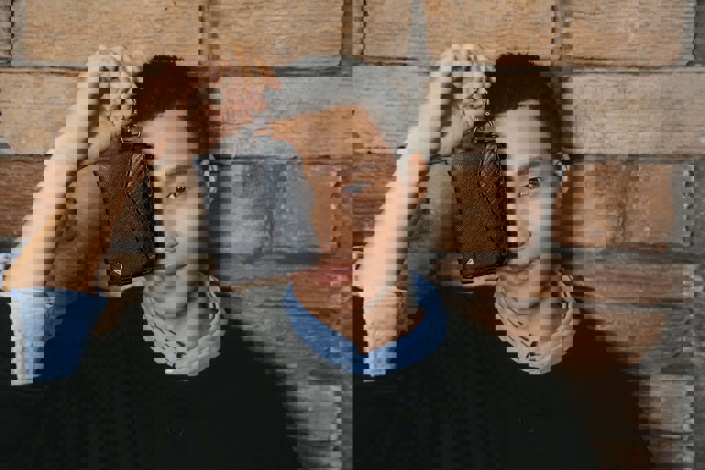 SACA宣佈金鐘演員黃冠智出任品牌好友 以「碳纖維美學」演繹新春輕奢穿搭