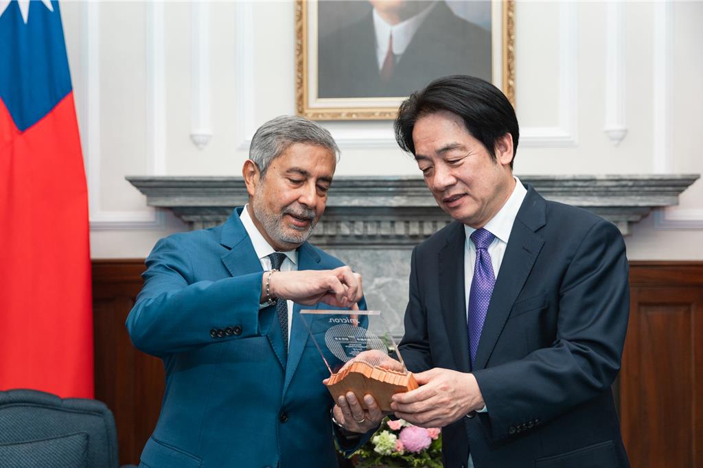 總統賴清德29日接見美光科技梅羅特拉(Sanjay Mehrotra)總裁暨執行長一行,罕見贈送美光自製生產的晶片當伴手禮。圖/總統府提供