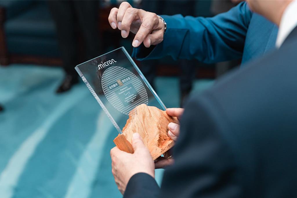 總統賴清德29日接見美光科技梅羅特拉(Sanjay Mehrotra)總裁暨執行長一行,罕見贈送美光自製生產的晶片當伴手禮。圖/總統府提供