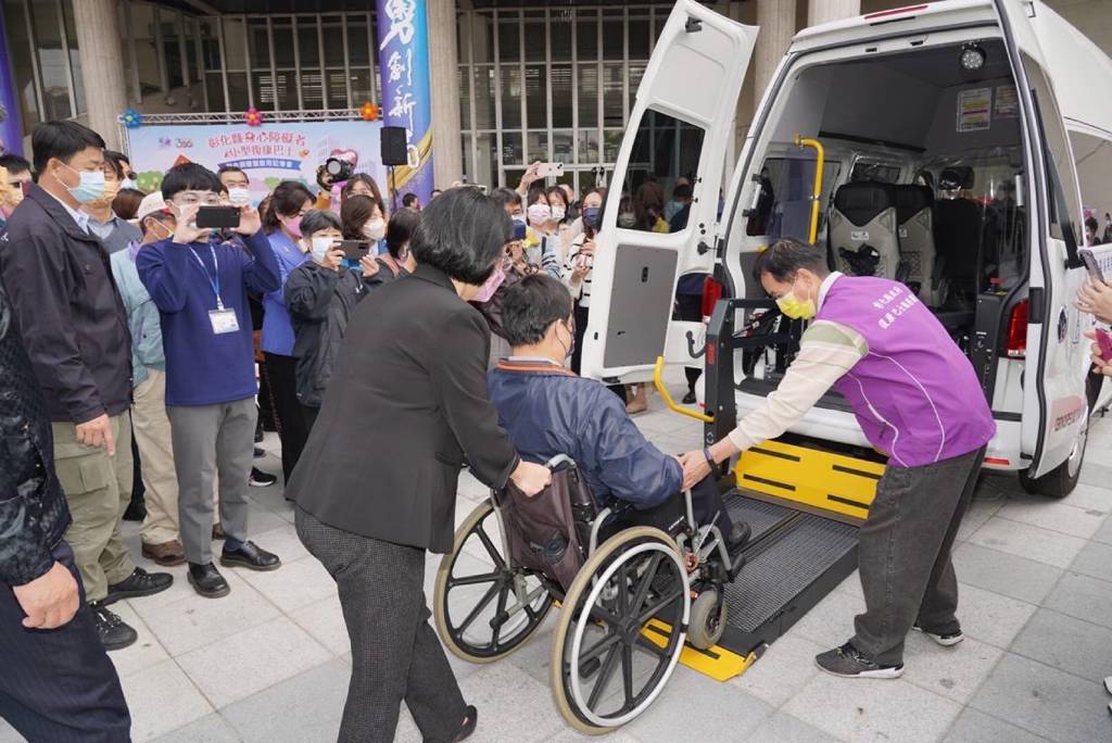 政大有愛、幸福無礙!政大EMBA 2026冬歡募集「復康巴士」匯聚 600 萬愛心里程碑,助身障者跨出家門