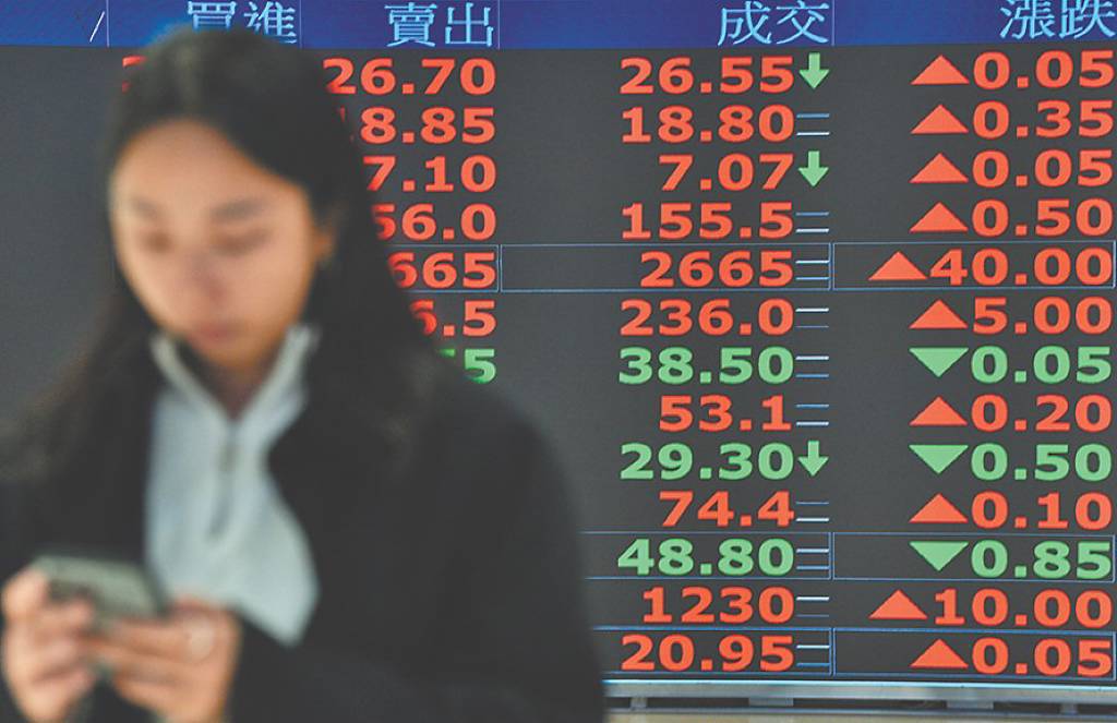 16檔雙資抬轎 抱股過年