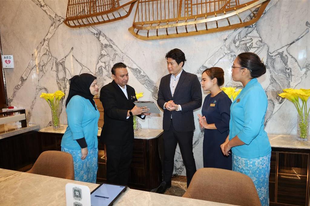 李冠賢（中）擁有逾20年國際飯店管理經驗，兼具務實領導風格與敏銳的商業判斷力。圖／業者提供