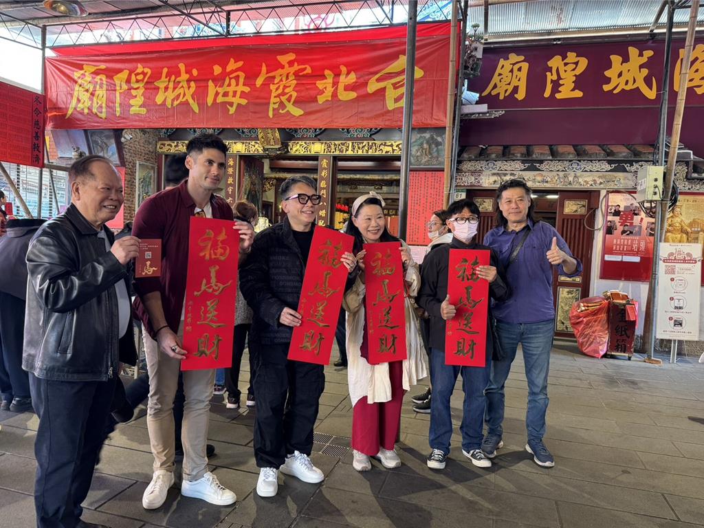 詹惟中現身大稻埕!月老廟前親授「發財油」招財秘術 豪發108個紅包助攻姻緣財氣