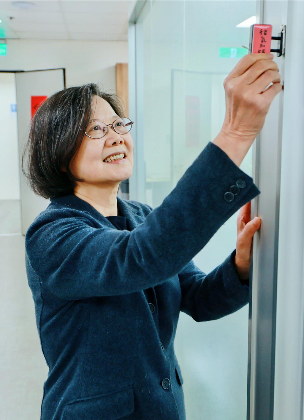 蔡英文小年夜拜年 辦公室掛「福氣加碼」燈箱迎新春