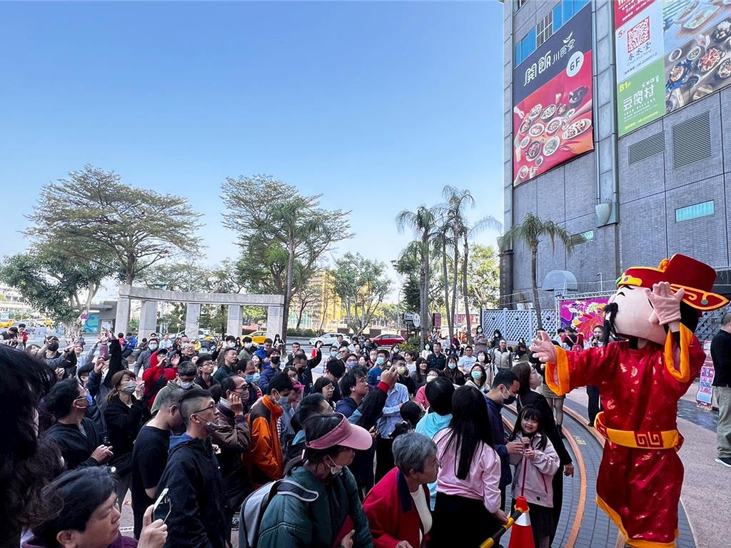 遠百馬年開紅盤!春節連假買氣飆一成