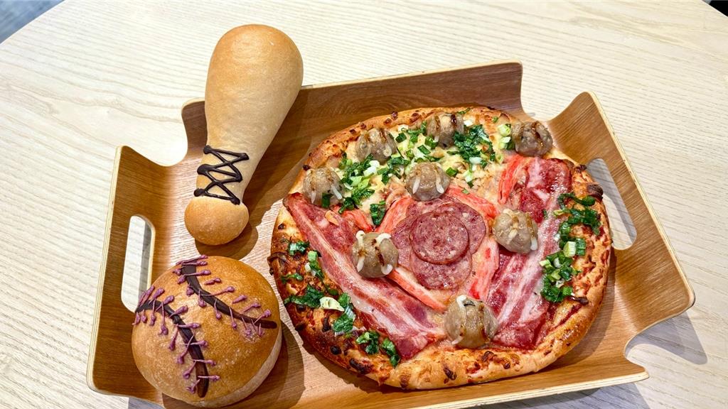 家樂福應援WBC中華隊 推全壘打披薩、球棒麵包