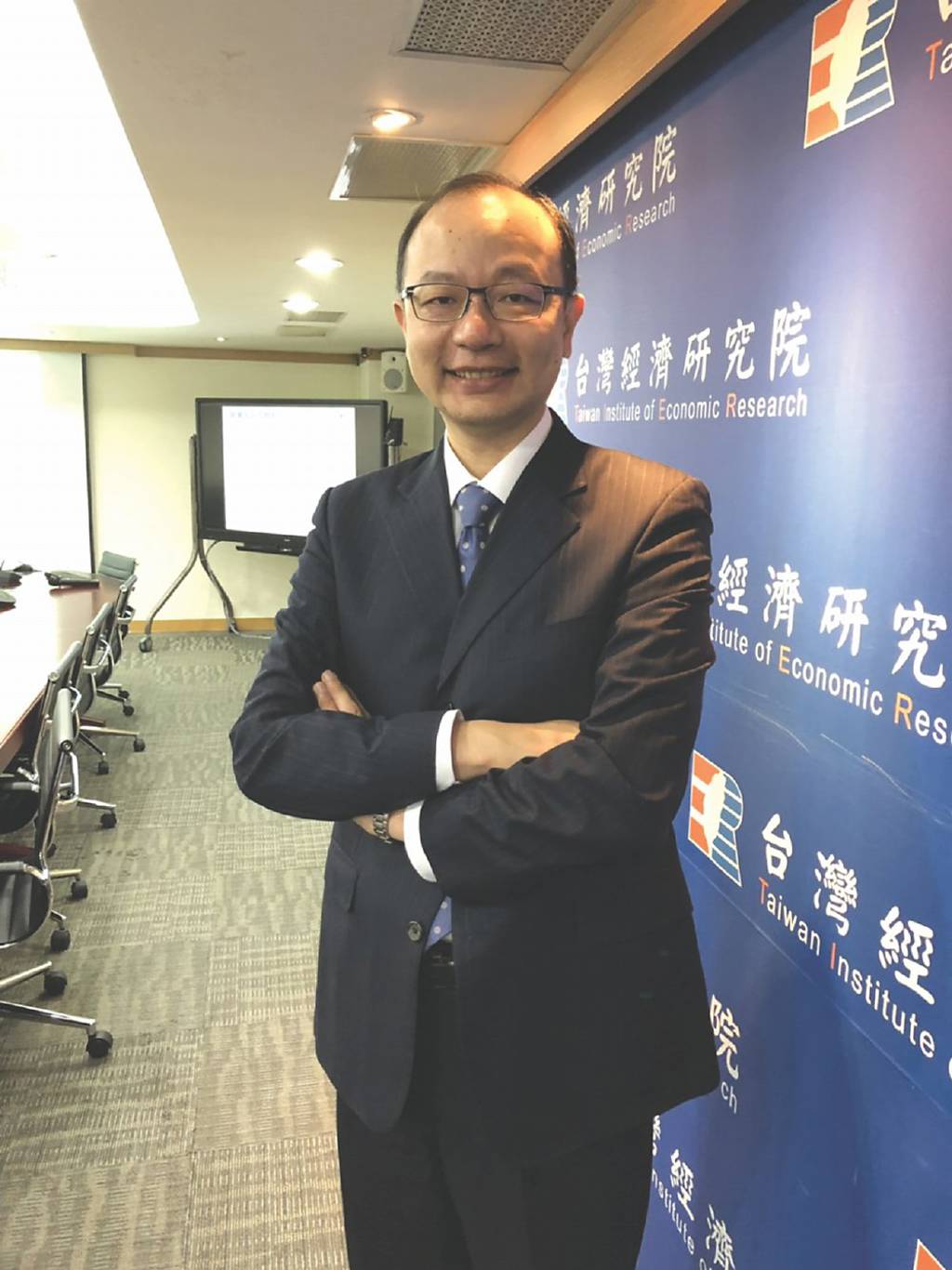 大刀不能用了,只好改用扁鑽、美工刀