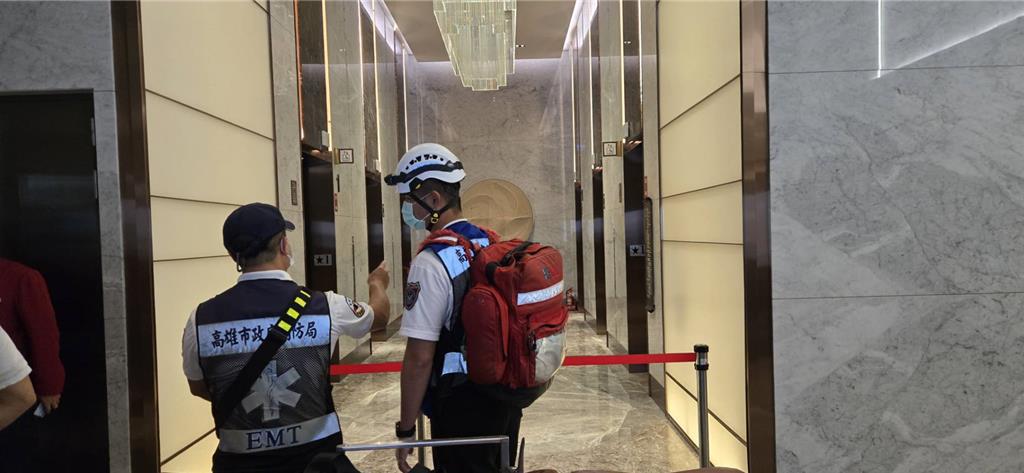 高雄義享天地大停電傳燒焦味 11人受困電梯 台電致歉