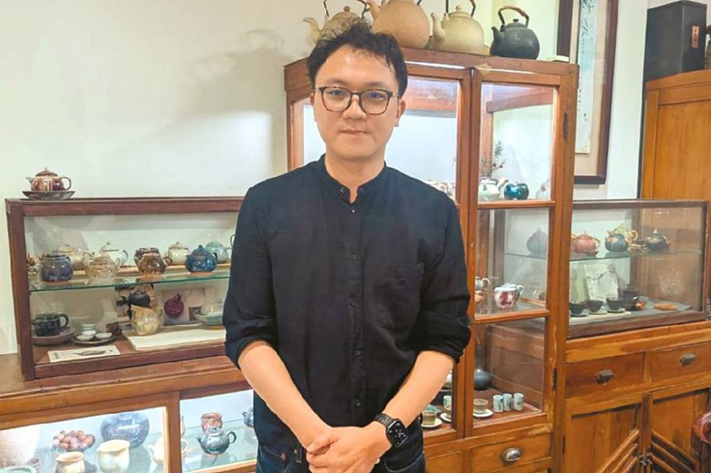 吳晟誌以茶器會 友細品古今生活