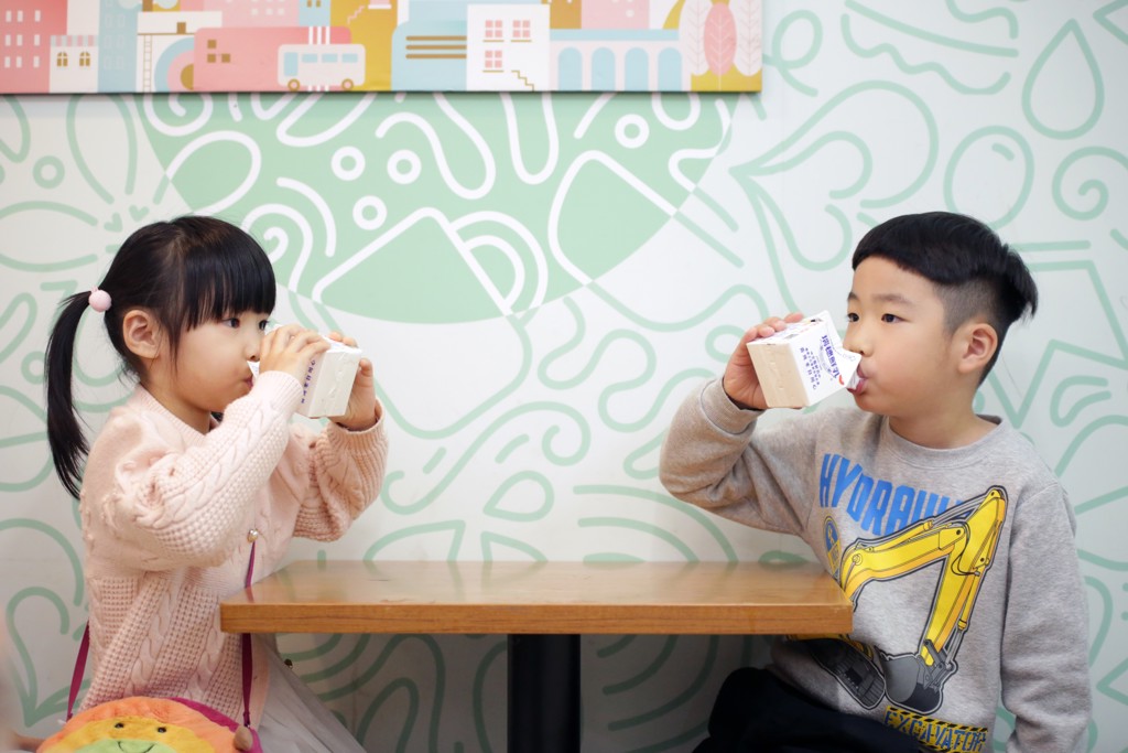 悠遊卡助攻90萬學童免費喝鮮奶 彰化好孕卡同步上線