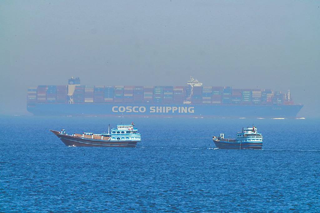 荷姆茲海峽遭封鎖,紅海也不安全…航運巨頭急繞道、徵附加費