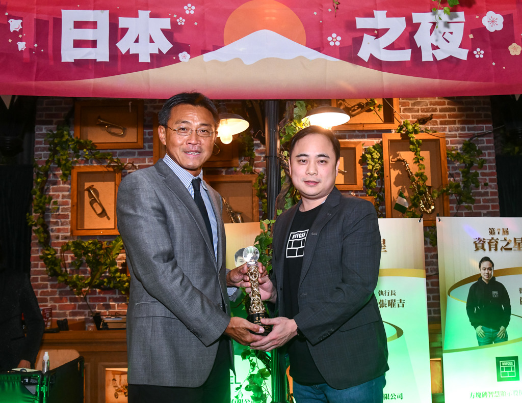 硬底子AI軟實力 方塊磚讓螢幕成為促進營收的關鍵介面