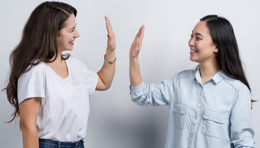 折手指、搓手、擊掌⋯⋯這些常見手勢的英文怎麼說?