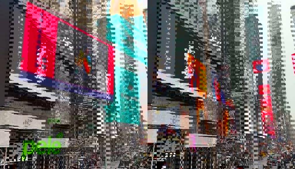 征服世界十字路口!台灣知名寶石畫家TINA CHIU邱婷鉅作閃耀紐約時代廣場,展現珠寶工藝與繪畫的完美交鋒