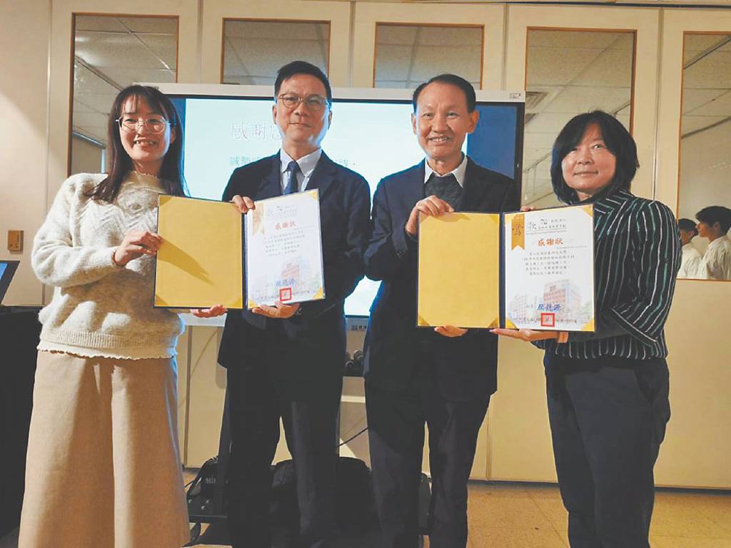 亞東科大捐贈鶯歌工商 深化合作