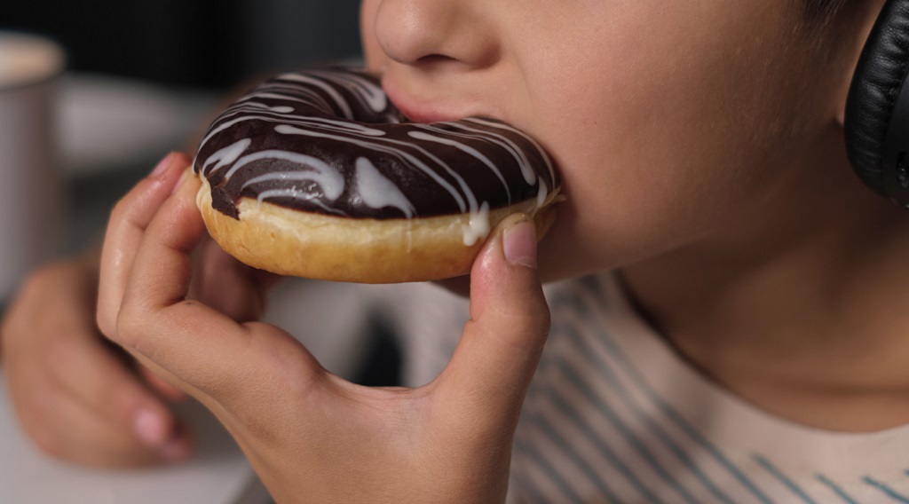 壓力大就想吃?科學揭露「情緒性進食」惡性循環,多巴胺是關鍵!