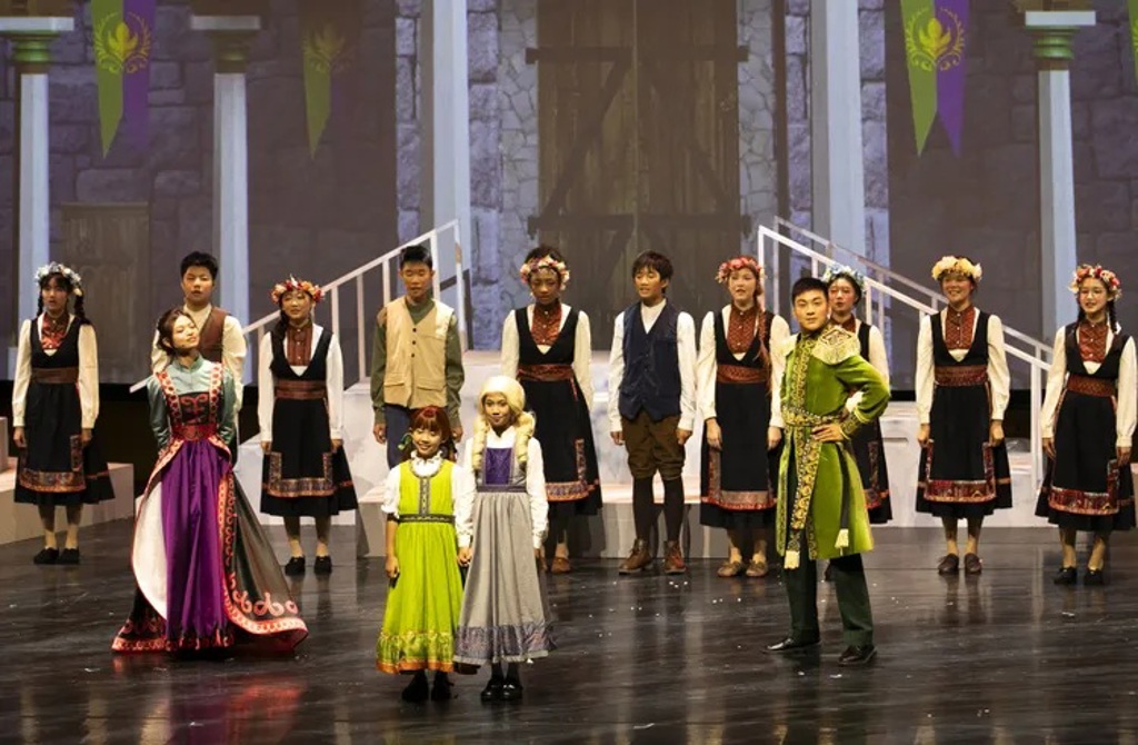 高雄美國學校打造校園音樂劇新標竿 《冰雪奇緣》101名學生共創沉浸式盛宴