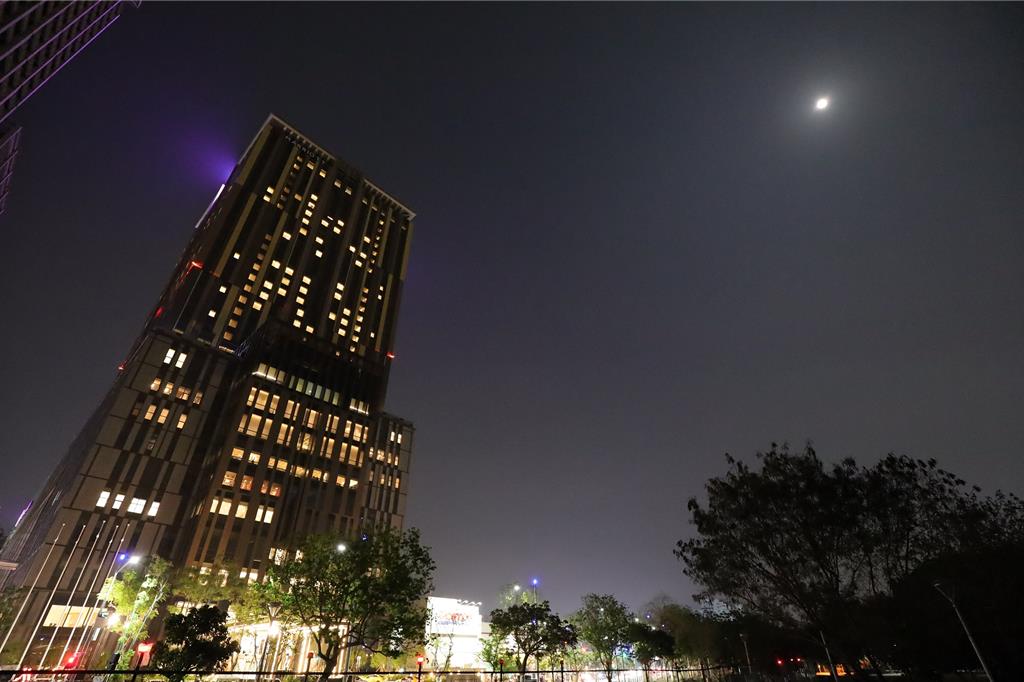 高雄萬豪酒店響應328關燈一小時 熄燈7,704盞守護地球